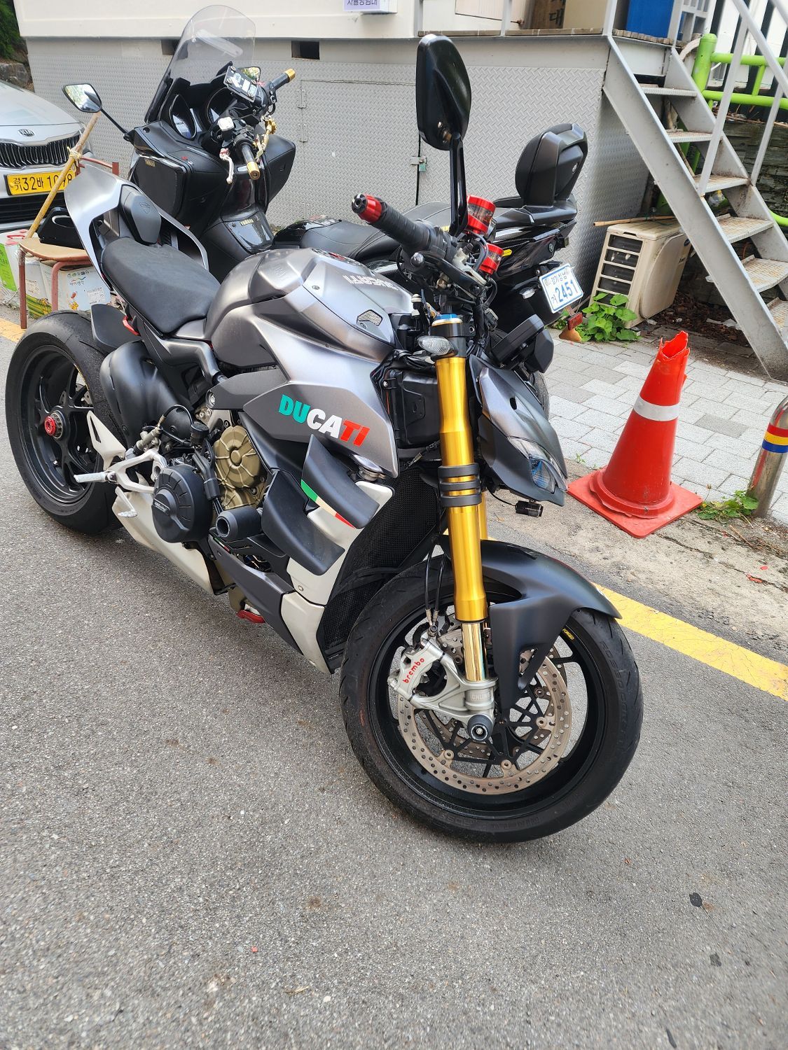 두카티 스트리트파이터 V4 S 2020 실버 사진 4