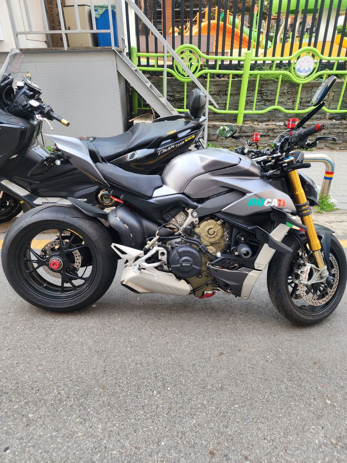 두카티 스트리트파이터 V4 S 2020 실버 사진 3
