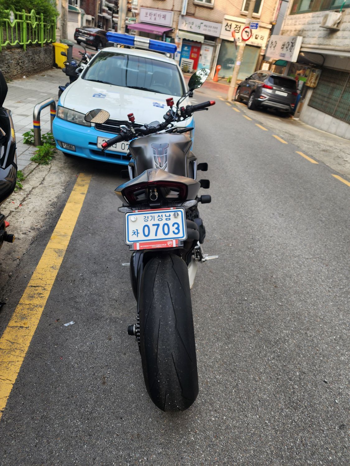 두카티 스트리트파이터 V4 S 2020 실버 사진 8
