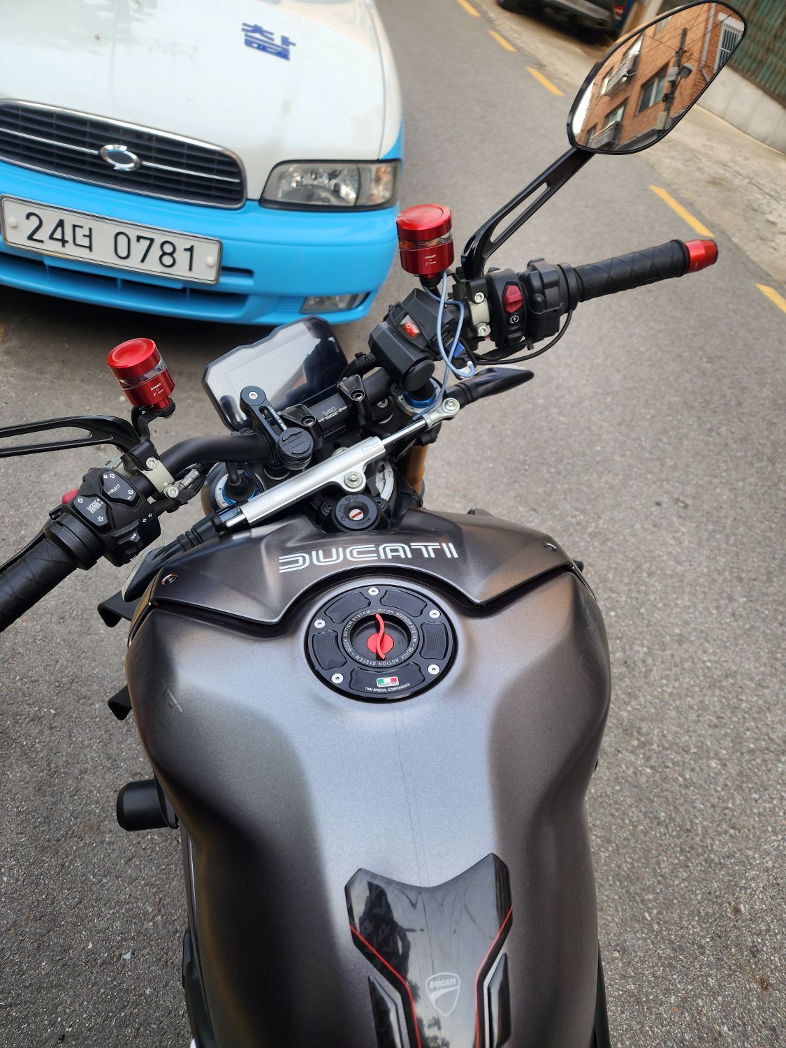 두카티 스트리트파이터 V4 S 2020 실버 사진 2