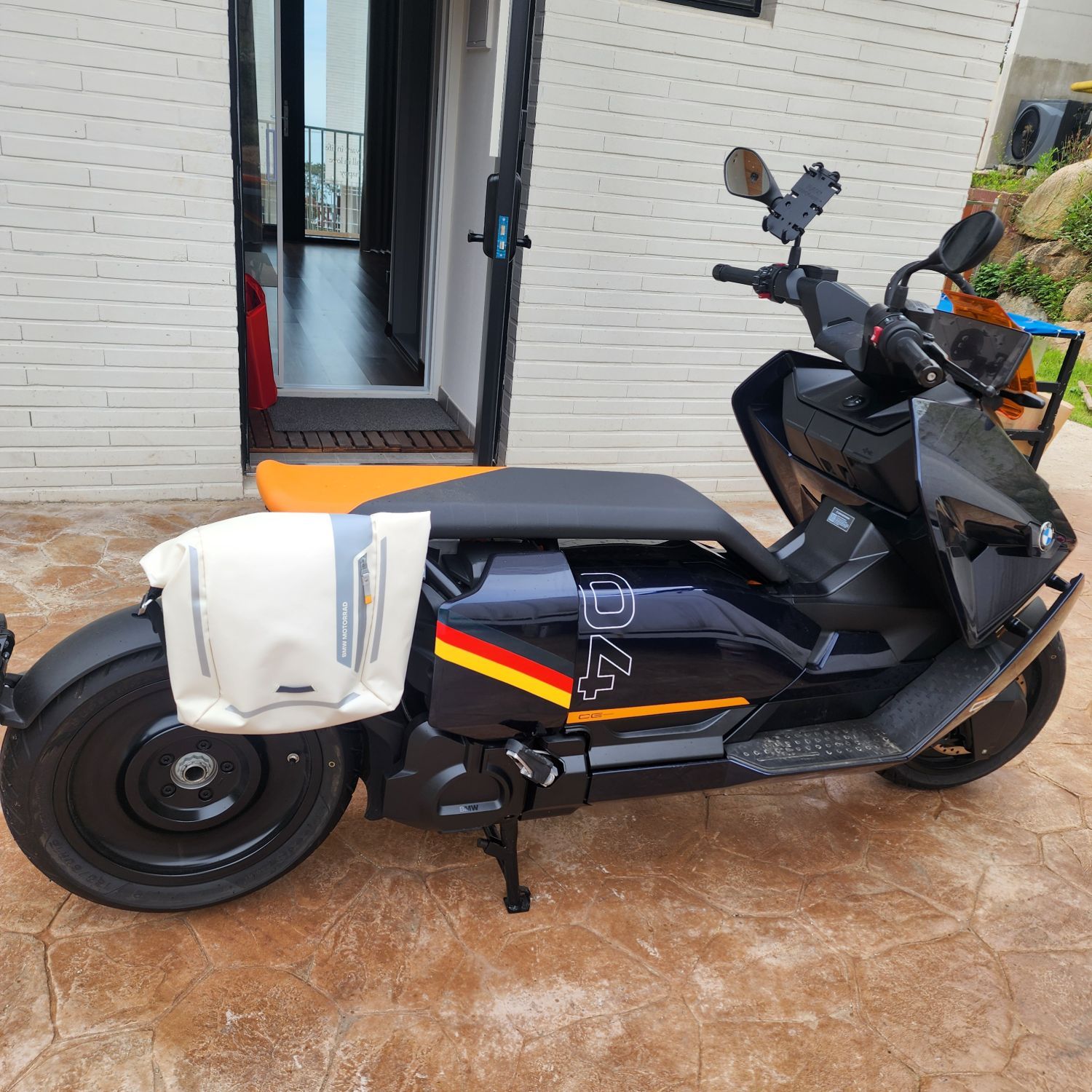 BMW CE 04 2024 건메탈 사진 3