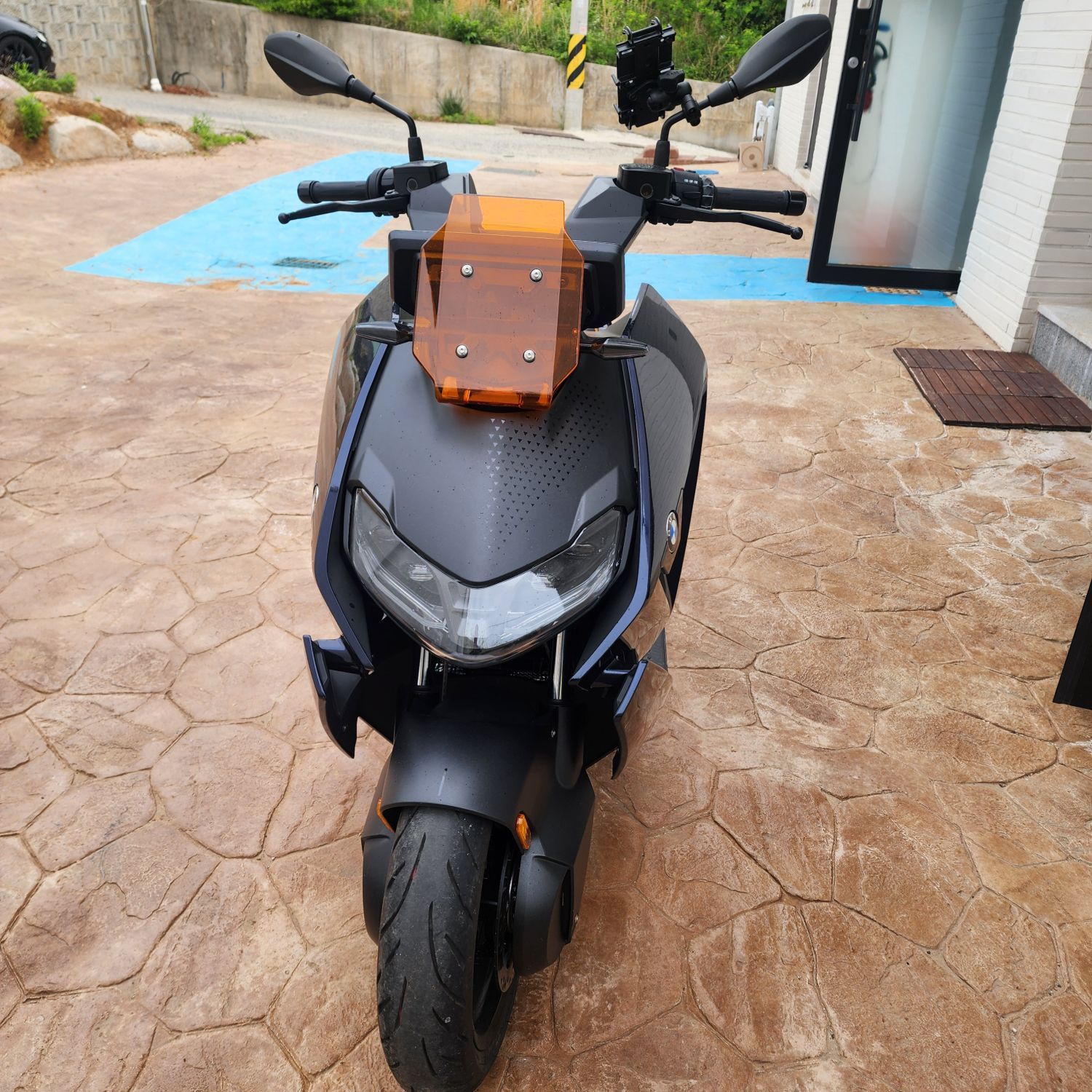 BMW CE 04 2024 건메탈 사진 4