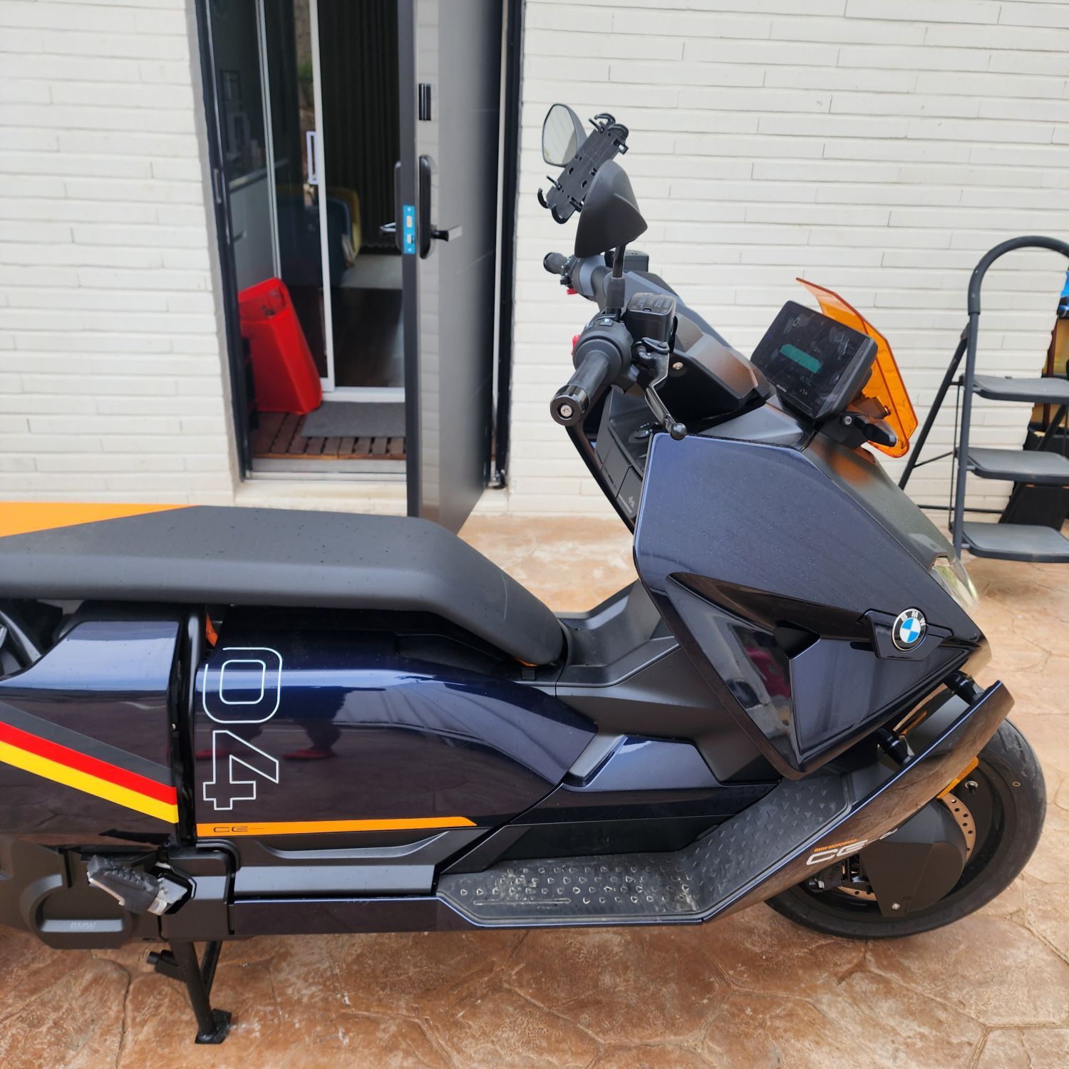 BMW CE 04 2024 건메탈 사진 1