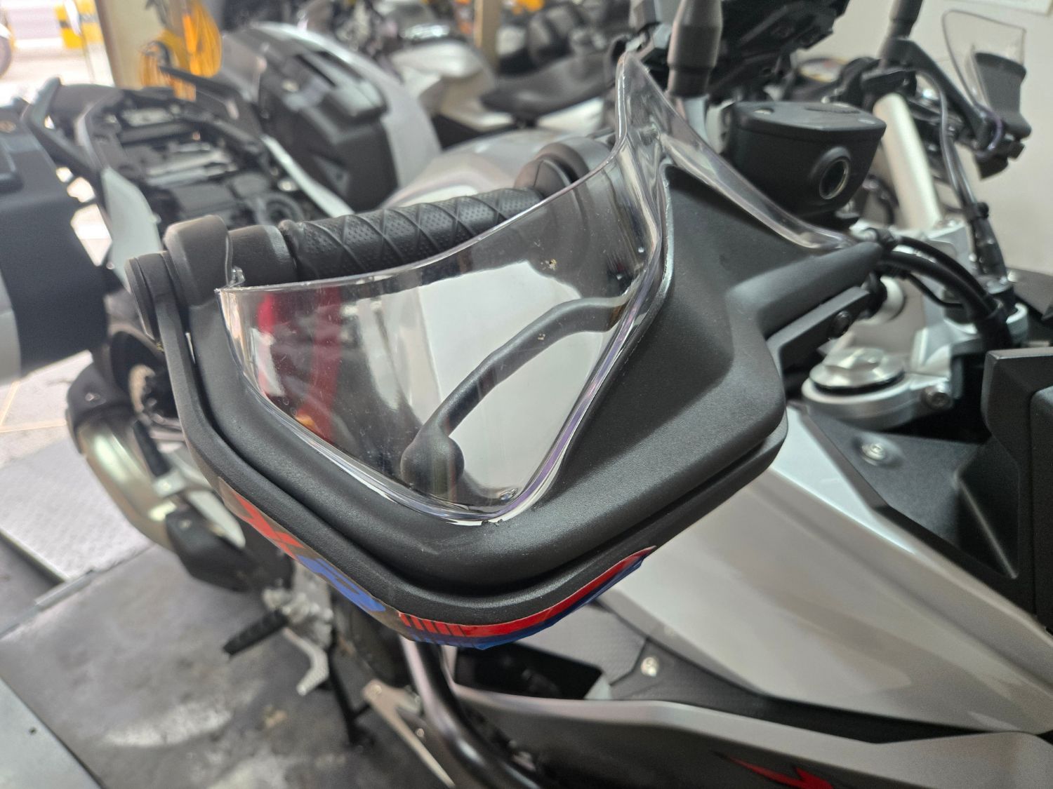 BMW F 900 XR 2024 화이트 사진 8