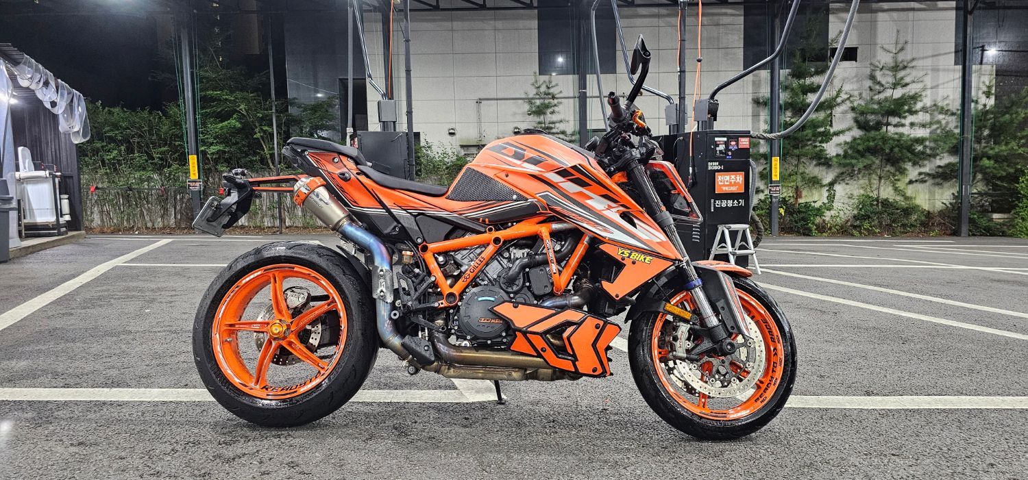 KTM 1290 슈퍼듀크 R EVO 2022 오렌지 사진 2