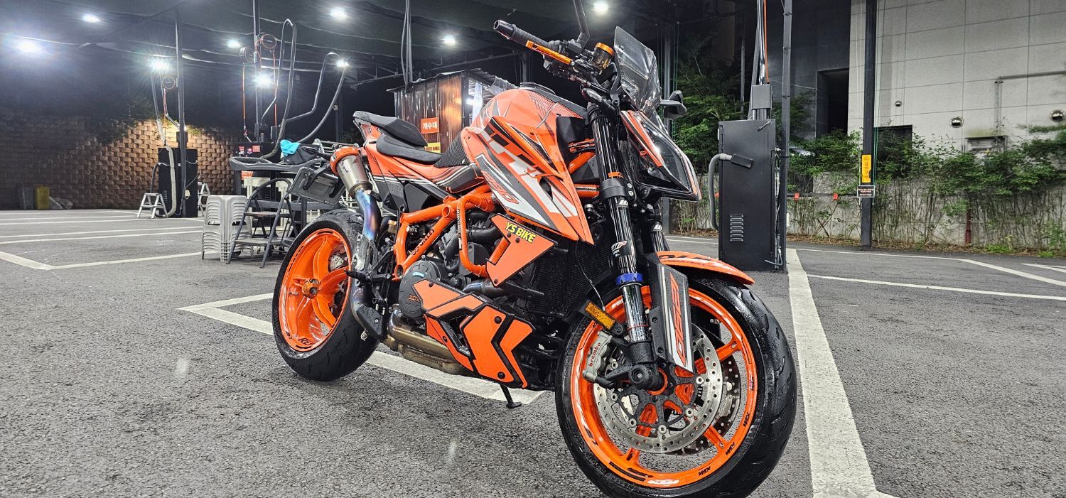 KTM 1290 슈퍼듀크 R EVO 2022 오렌지 사진 4