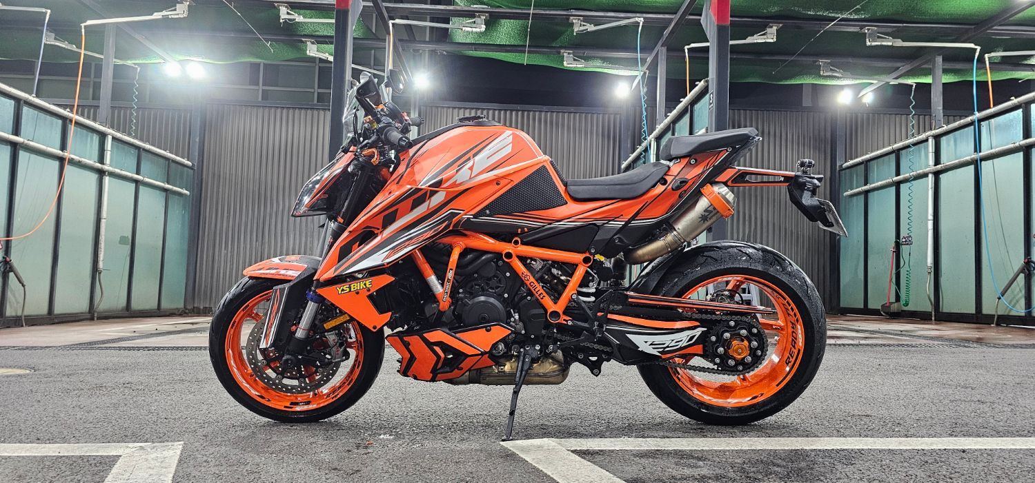 KTM 1290 슈퍼듀크 R EVO 2022 오렌지 사진 1