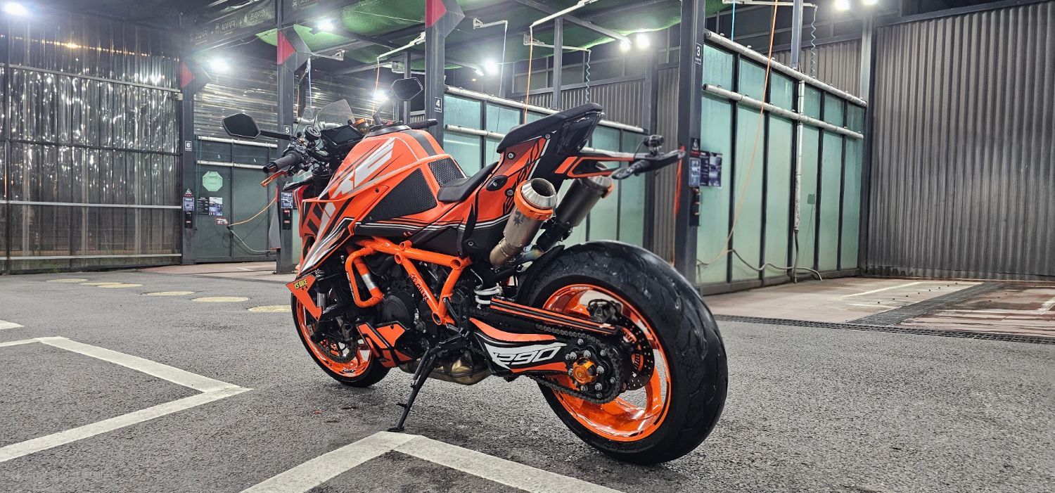 KTM 1290 슈퍼듀크 R EVO 2022 오렌지 사진 3