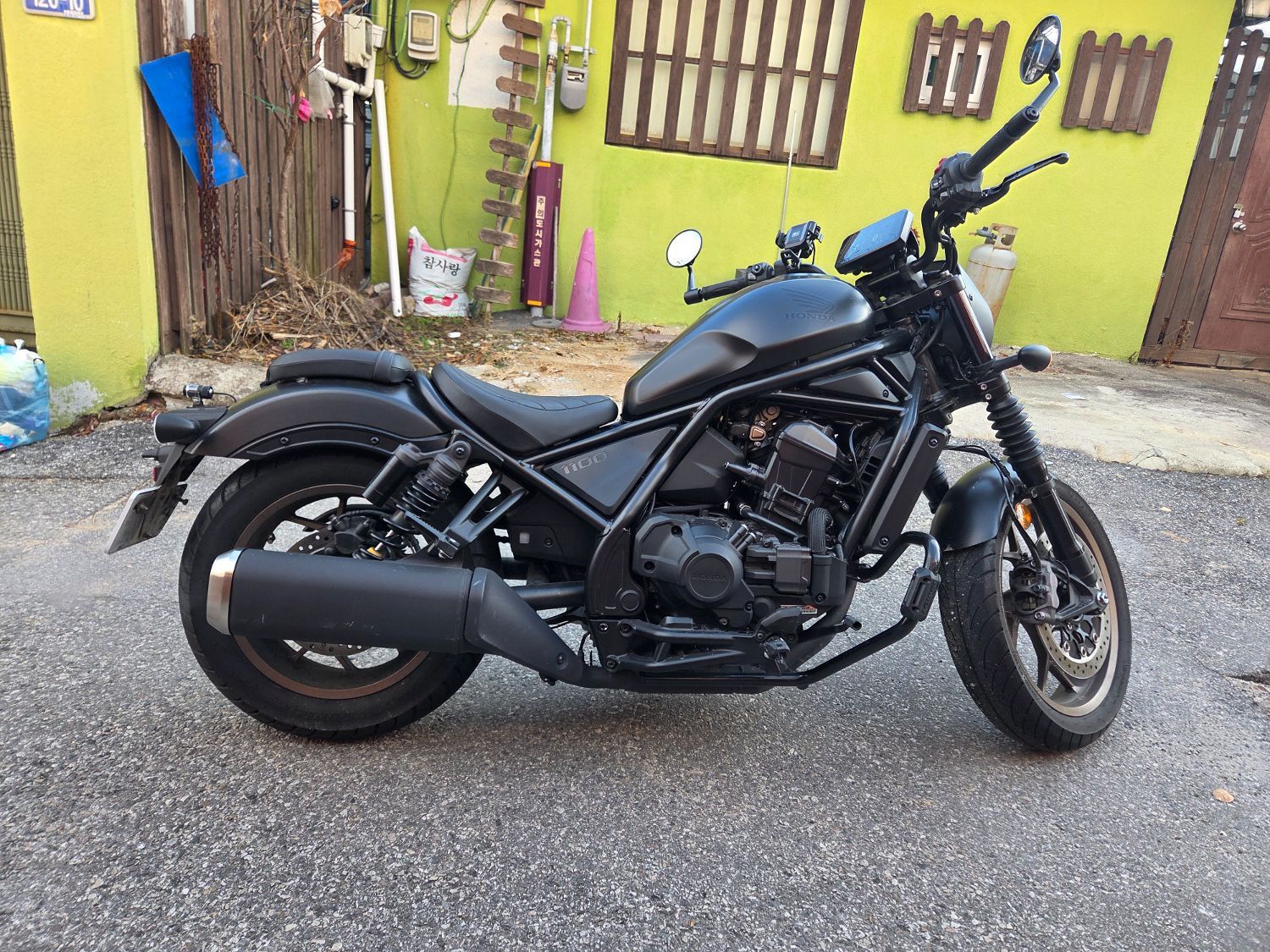 혼다 레블 1100T SE DCT 2025 블랙 사진 3