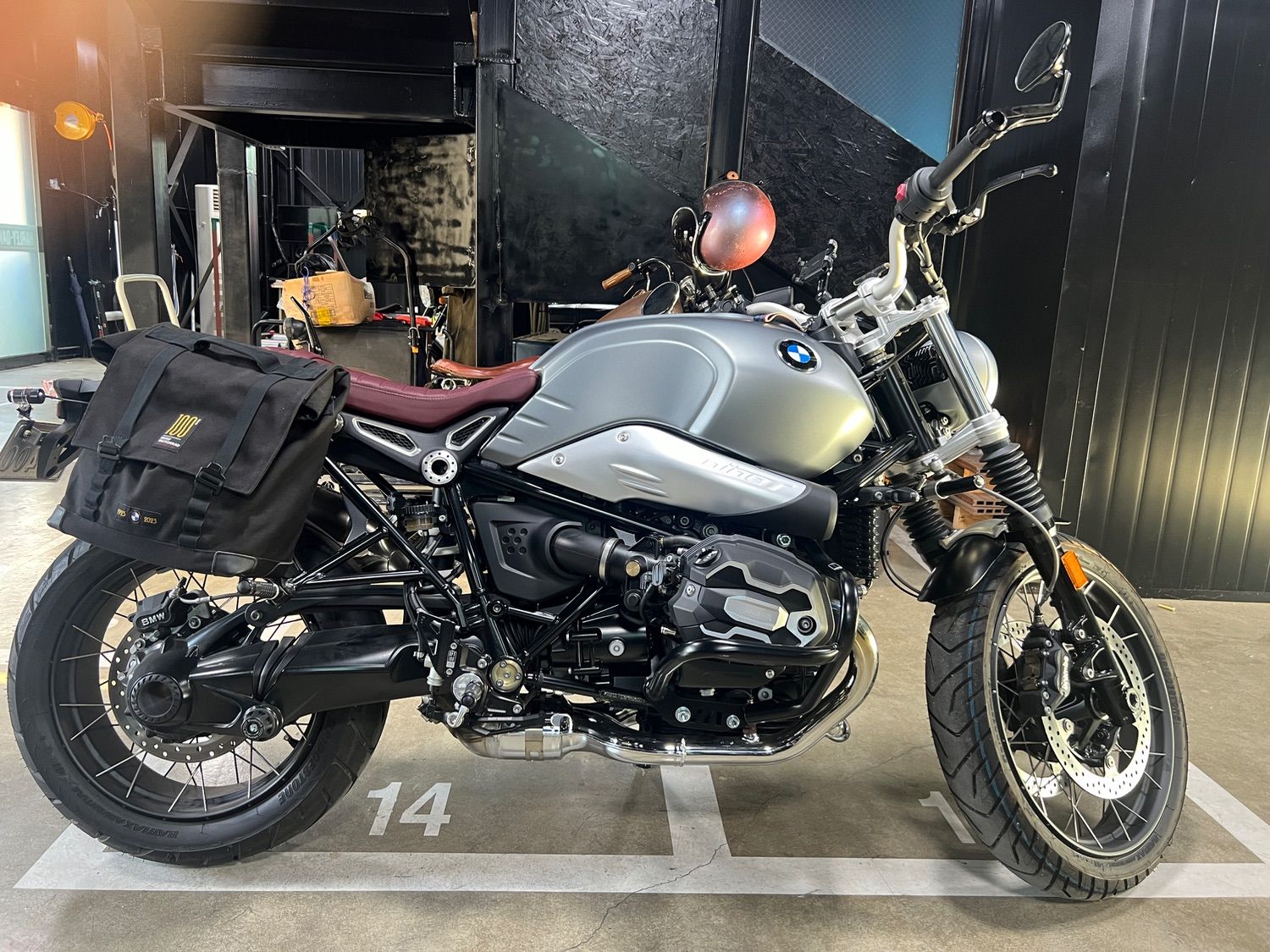 BMW R nine T 스크램블러 2023 블랙 사진 4
