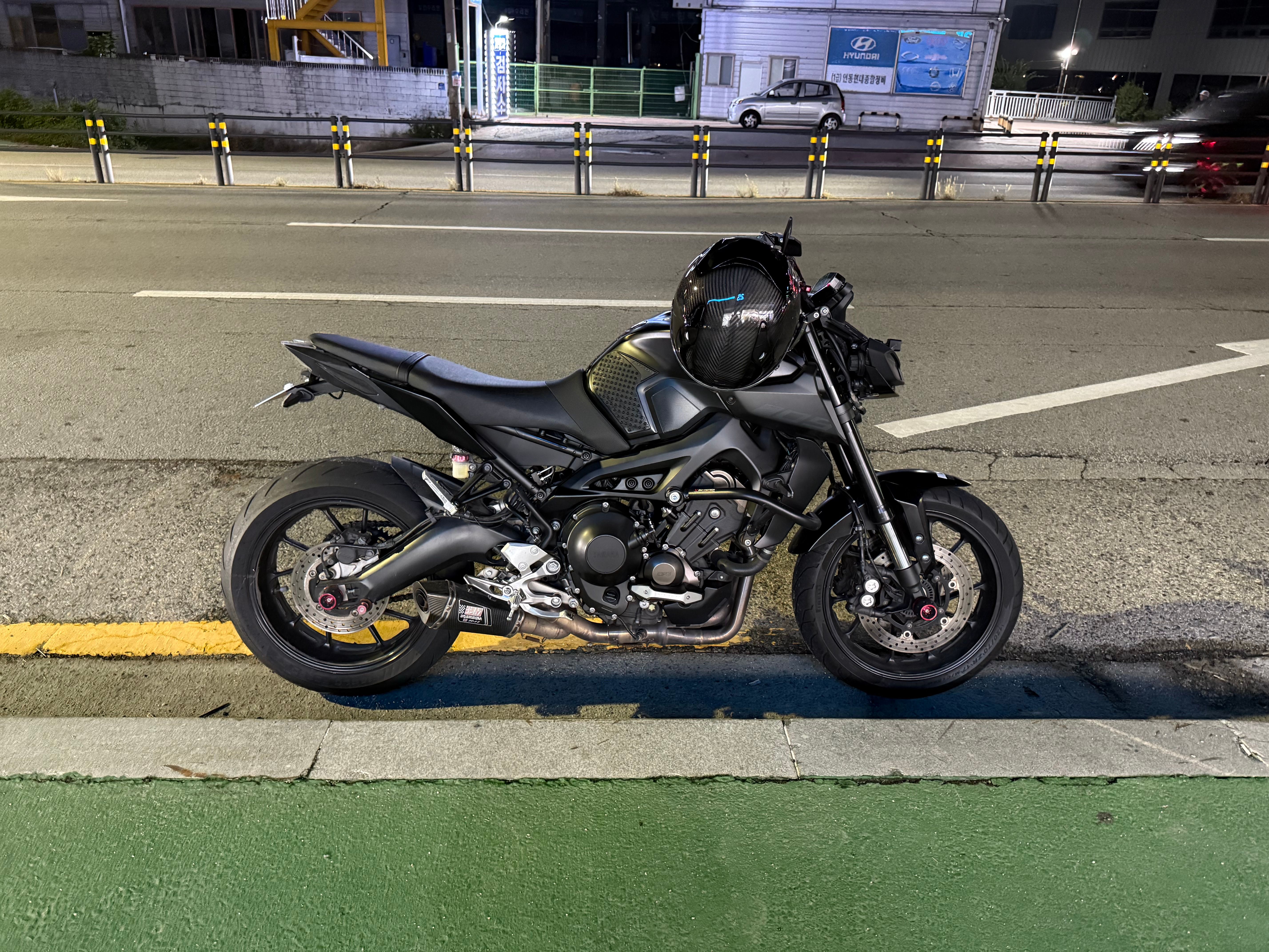 야마하 MT 09 thumb 2