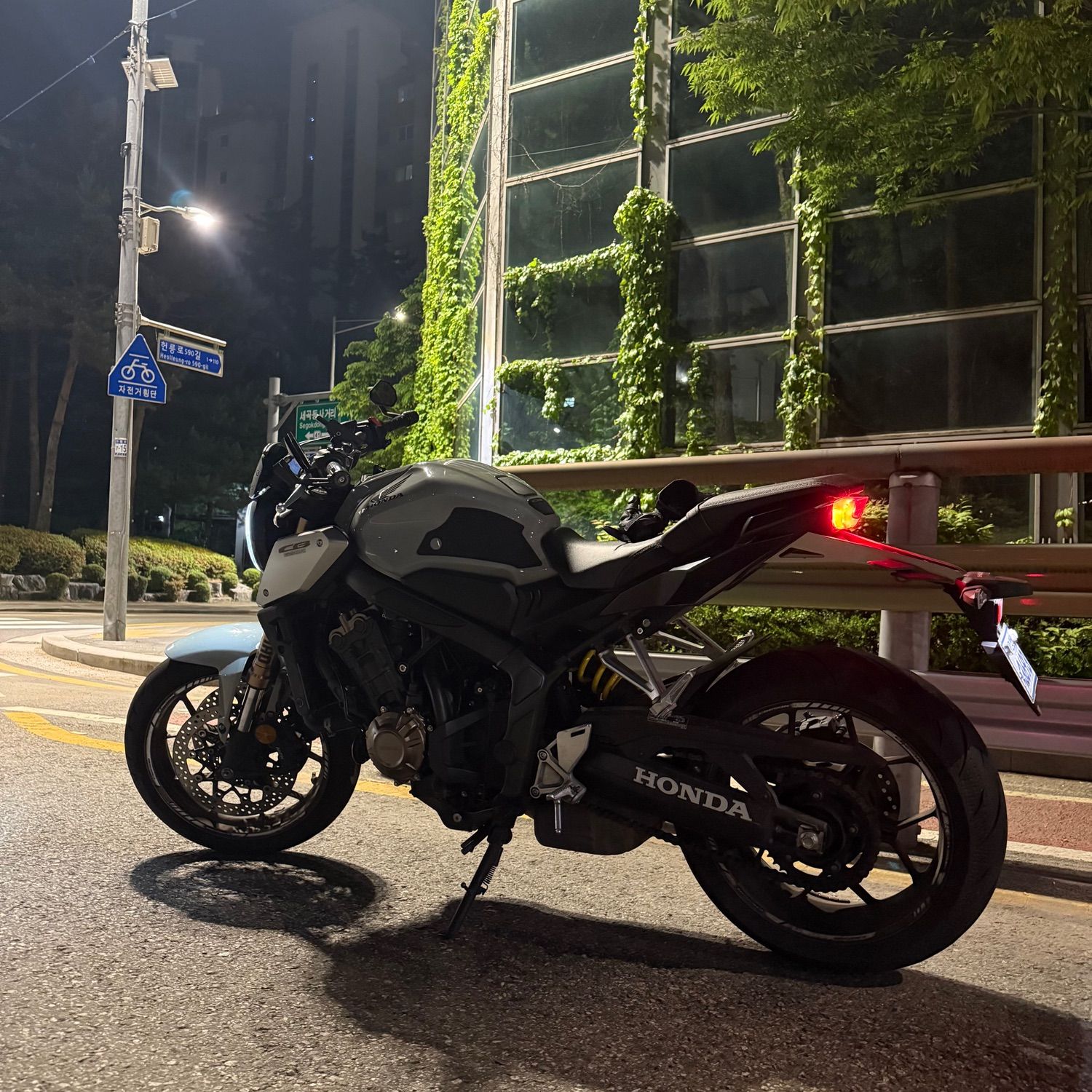 혼다 CB 650 R 2021 화이트 사진 2