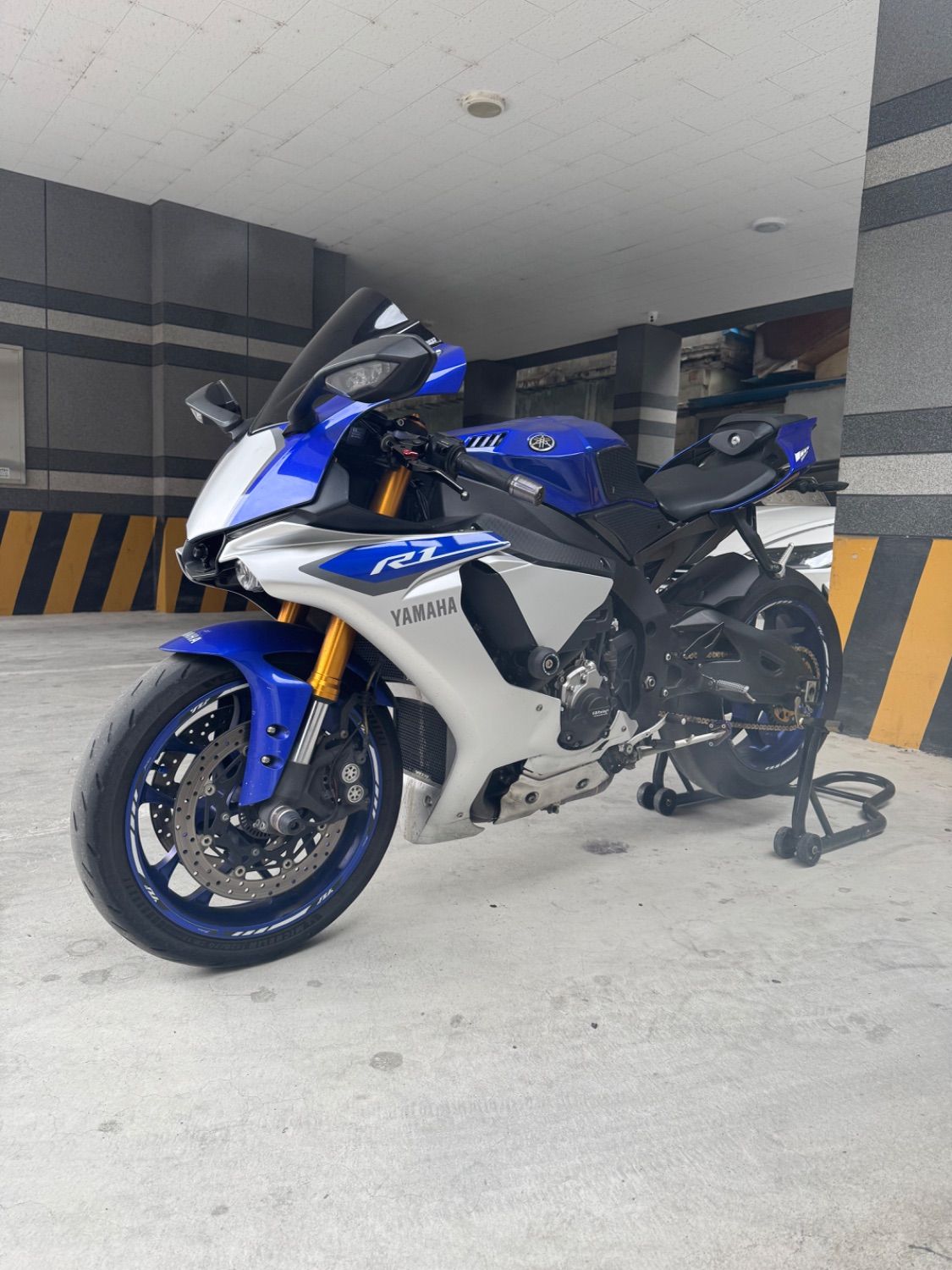야마하 YZF R1 thumb 2