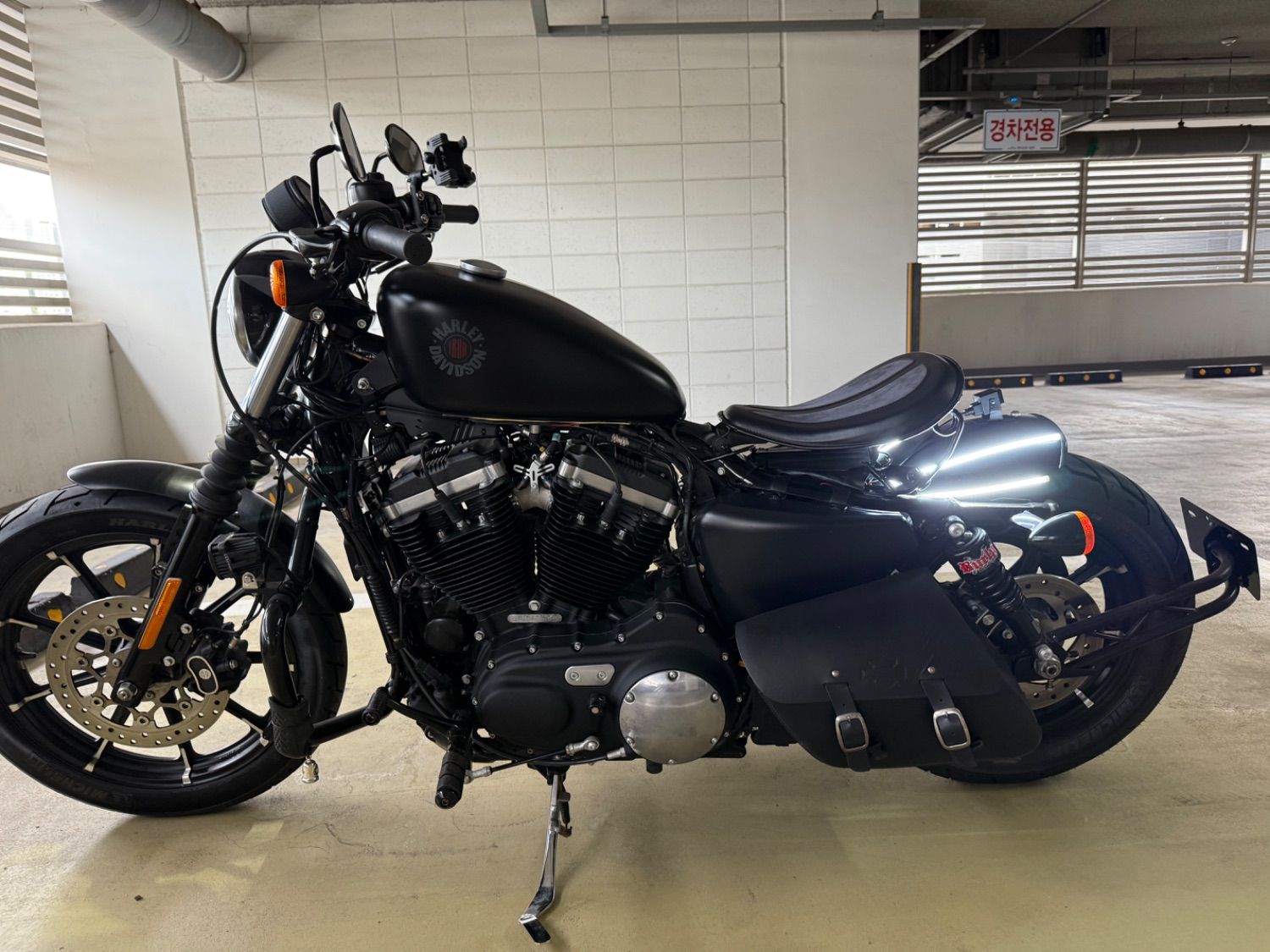 할리데이비슨 아이언 883 thumb 2