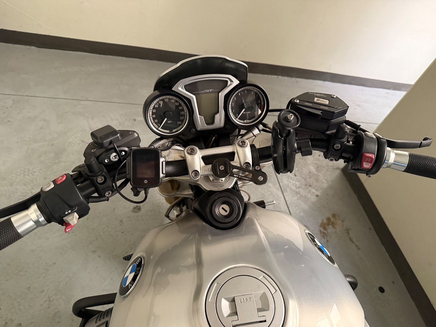 BMW R 12 nine T 2016 화이트 사진 5