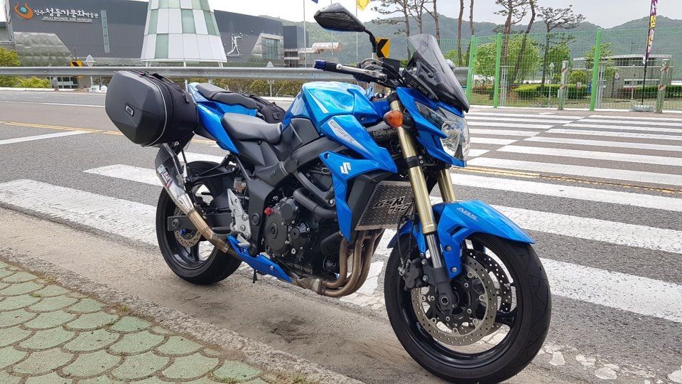 스즈키 GSR 750 A thumb 2