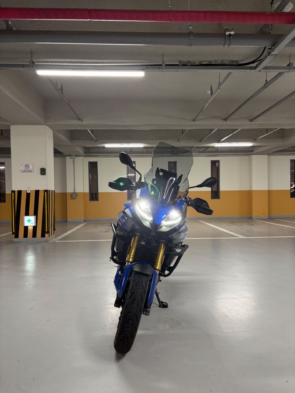 BMW F 900 XR 2024 블루 사진 2