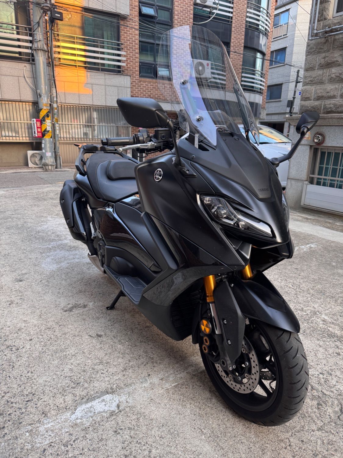 야마하 TMAX 560 thumb 2