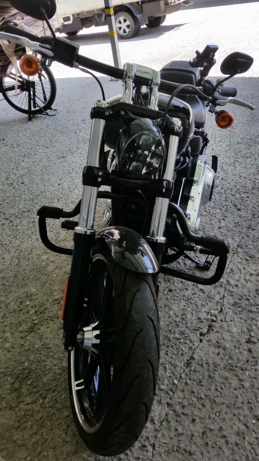 할리데이비슨 브래이크아웃 more