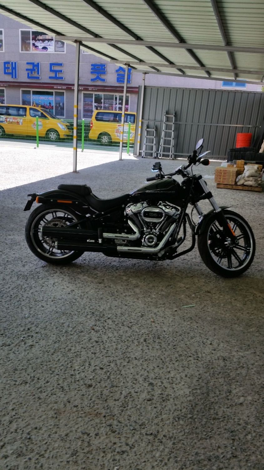 할리데이비슨 브래이크아웃 thumb 2