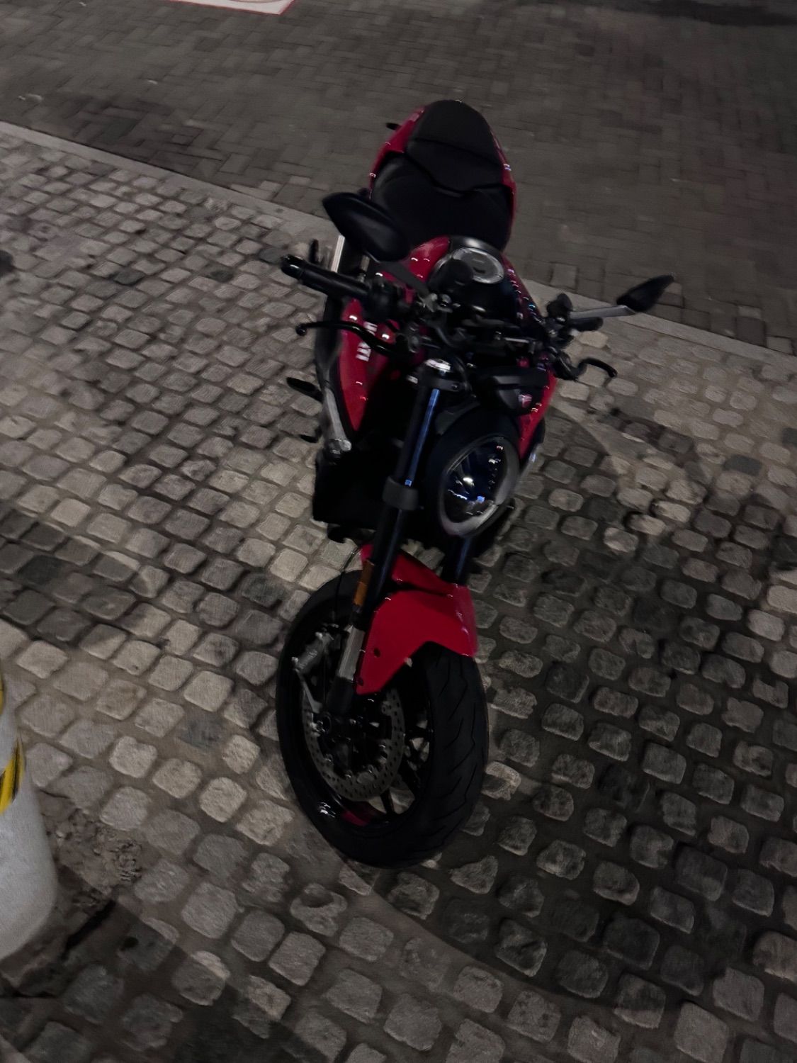 두카티 몬스터 937 more