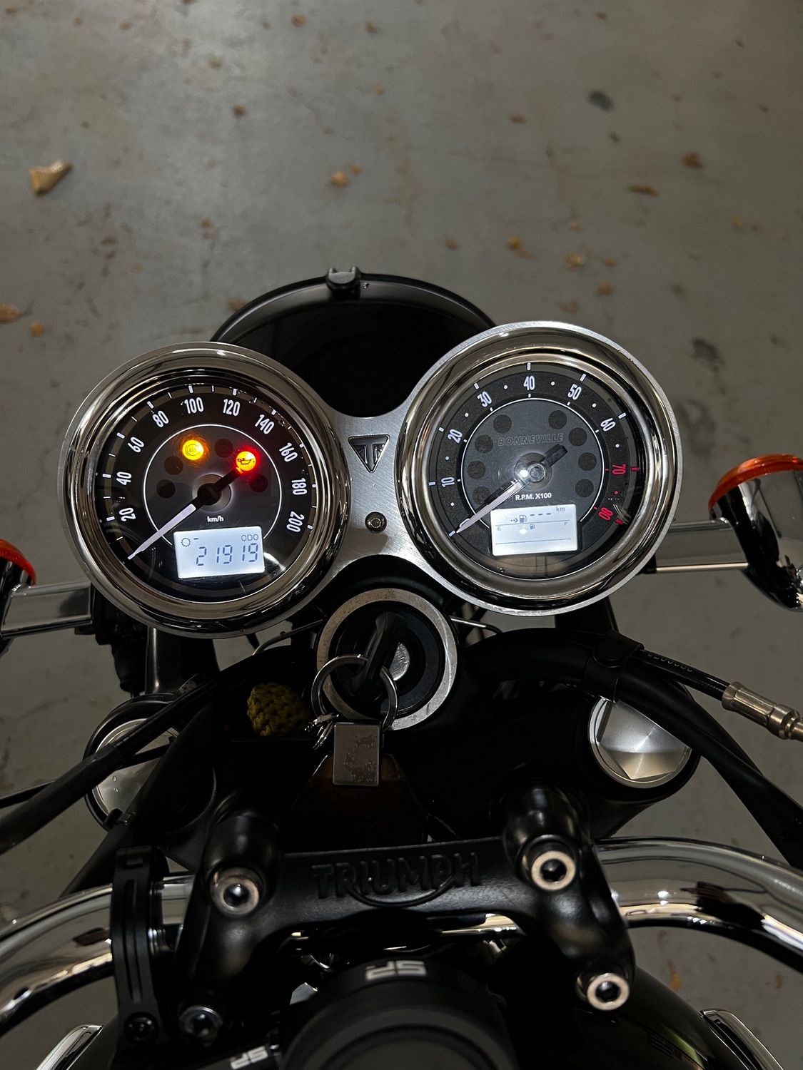 트라이엄프 본네빌 T120 more
