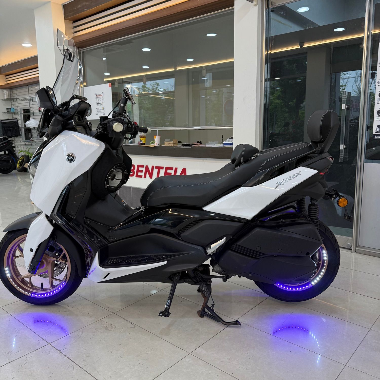 야마하 XMAX 300 ABS thumb 2