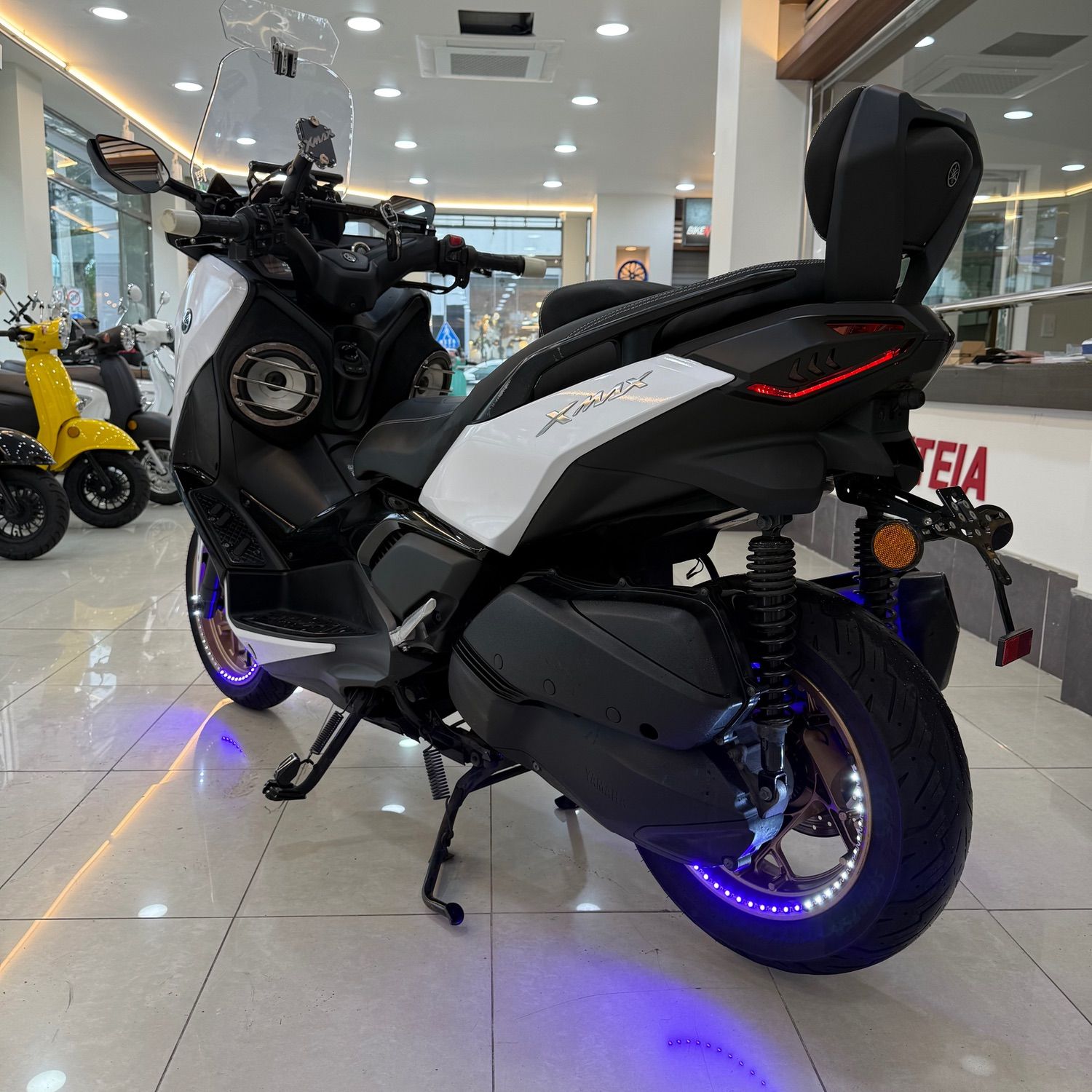 야마하 XMAX 300 ABS more