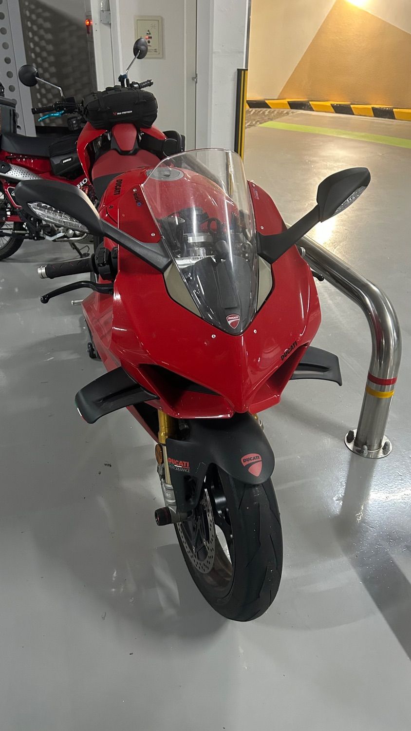 두카티 파니갈레 V4 S 2022 레드 사진 1
