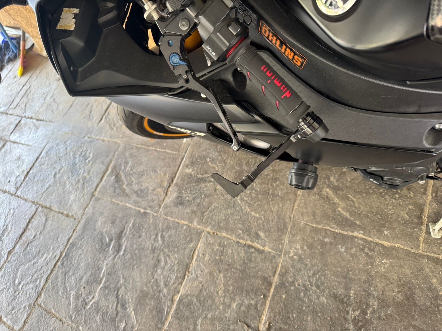 야마하 YZF R1 2019 블랙 사진 2