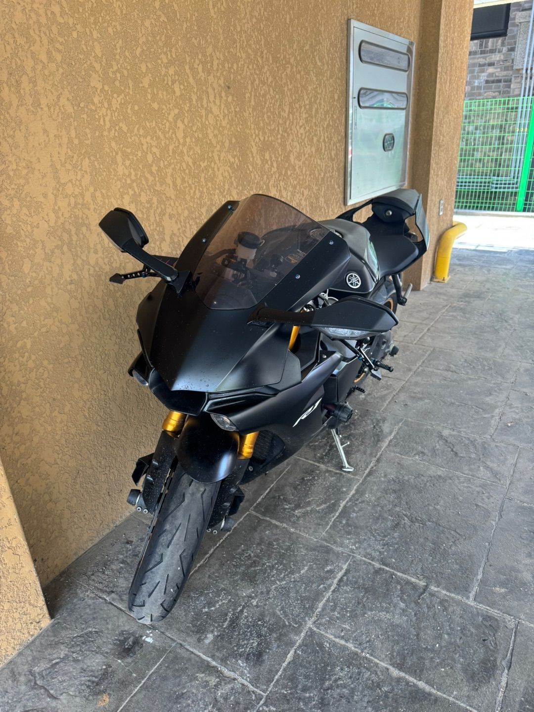 야마하 YZF R1 2019 블랙 사진 1