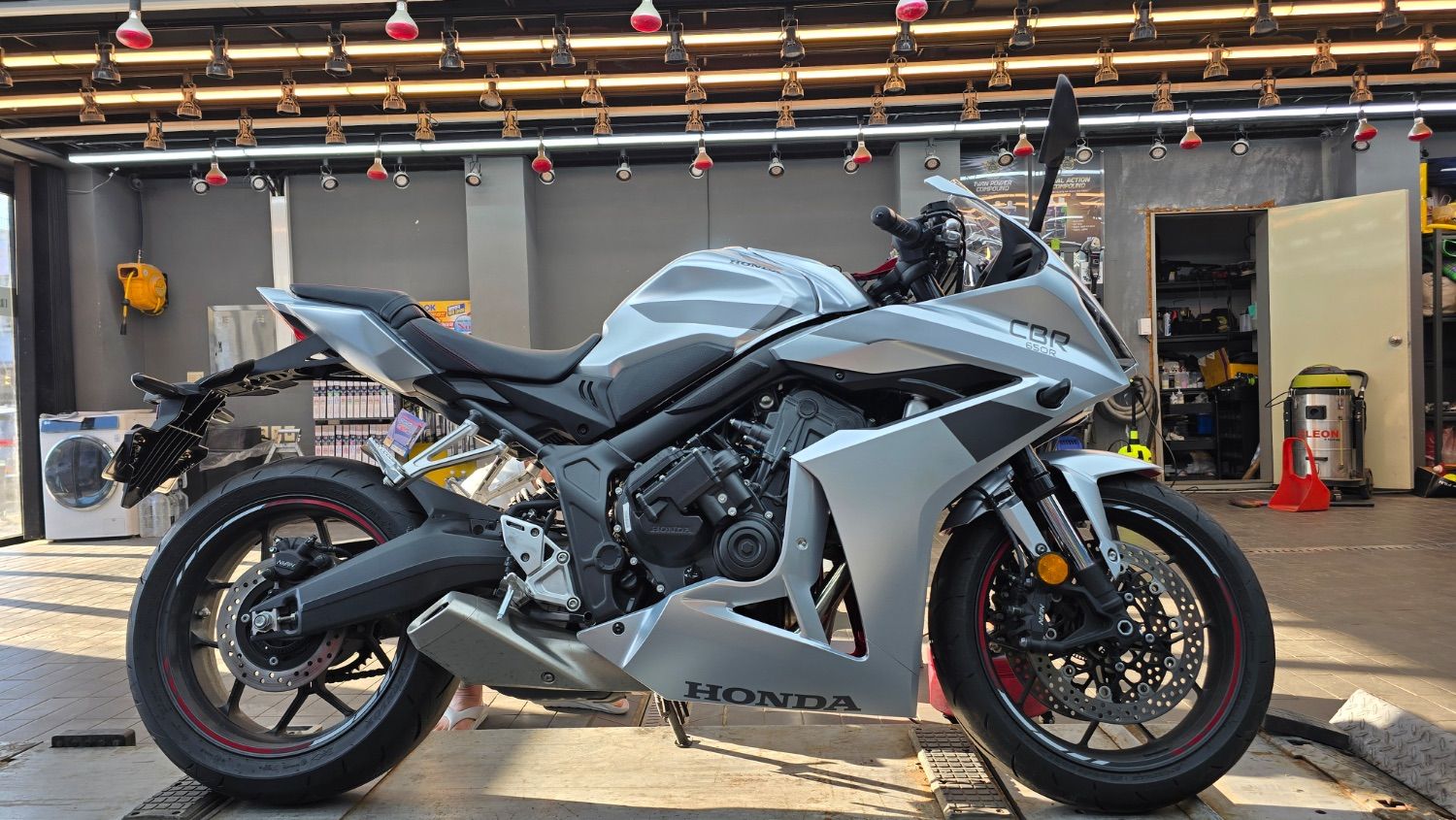 혼다 CBR 650 R 2025 화이트 사진 5