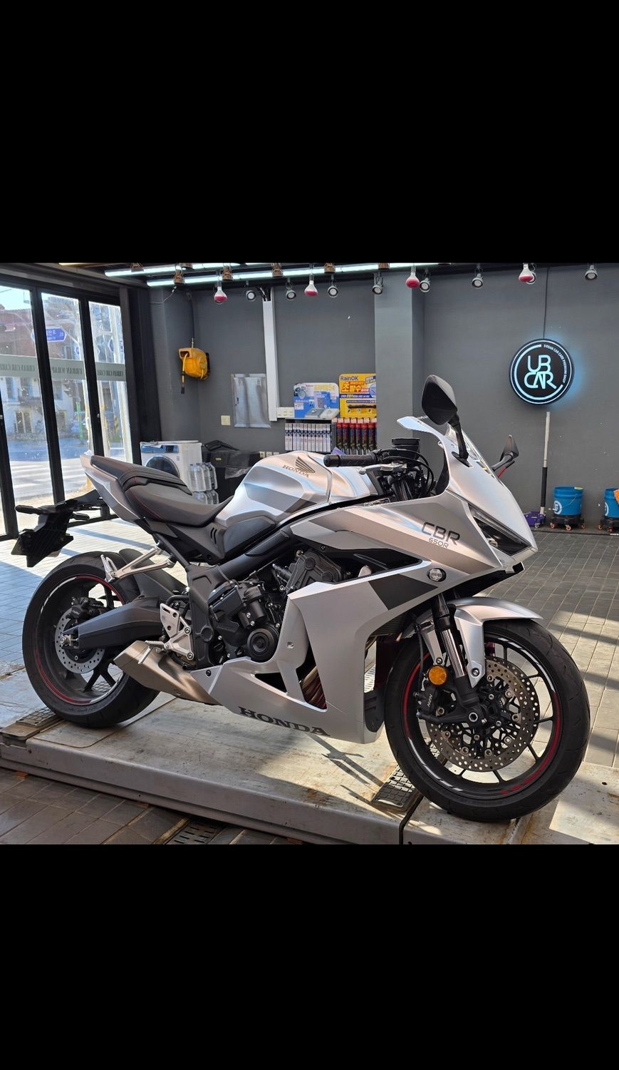 혼다 CBR 650 R 2025 화이트 사진 3