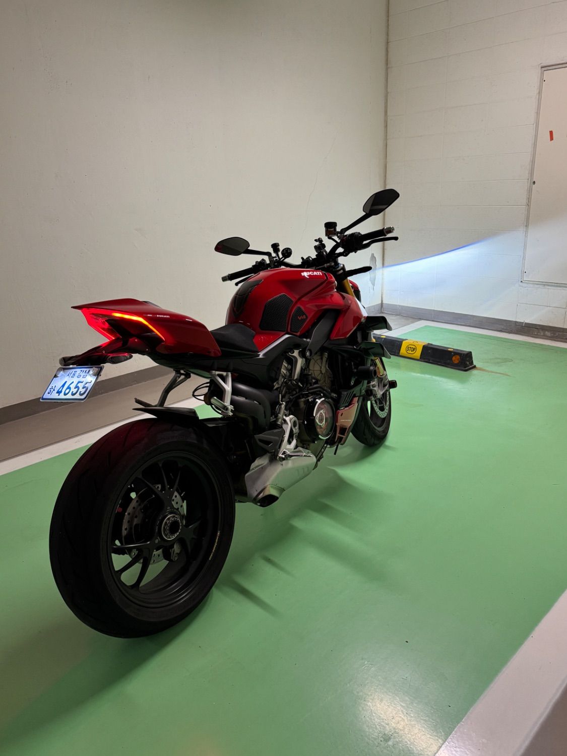 두카티 스트리트파이터 V4 S thumb 2