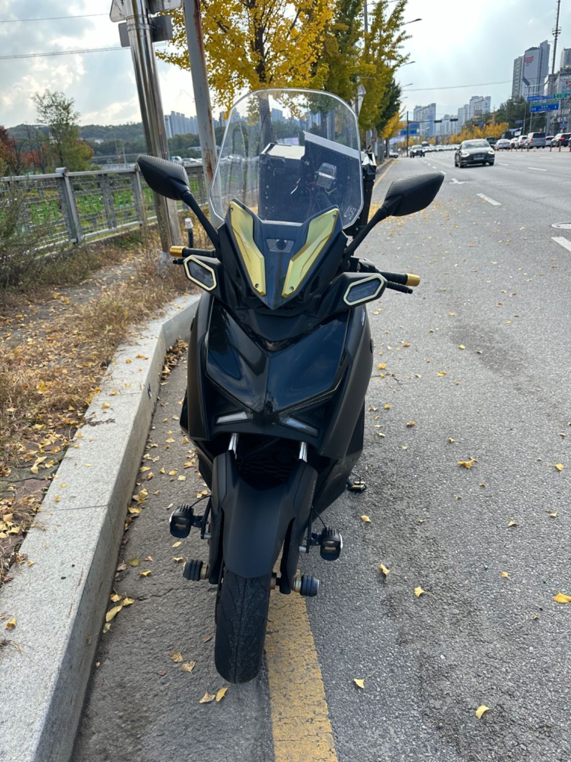 야마하 XMAX 300 ABS more