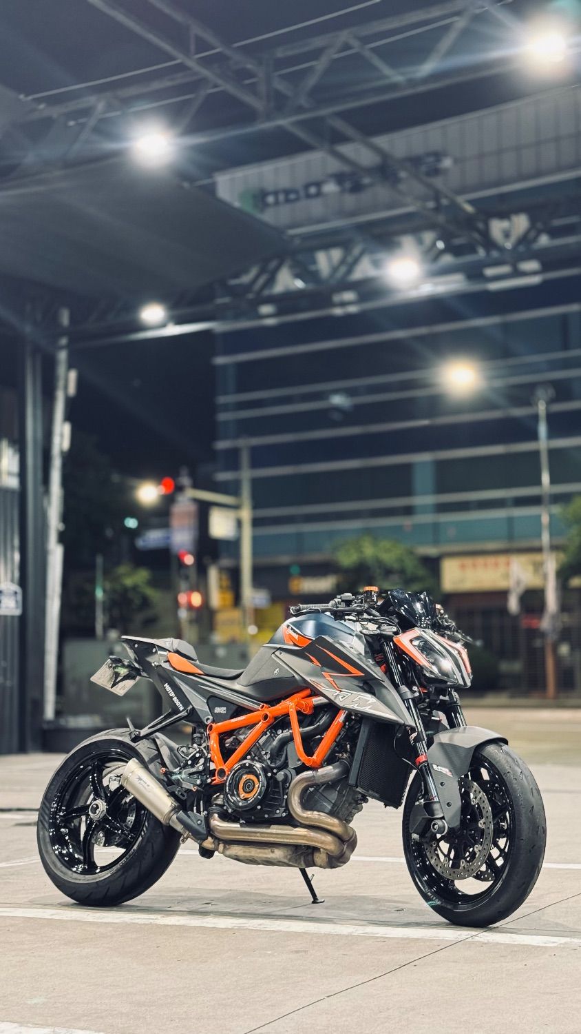 KTM 1290 슈퍼듀크 R 2020 블랙 사진 2