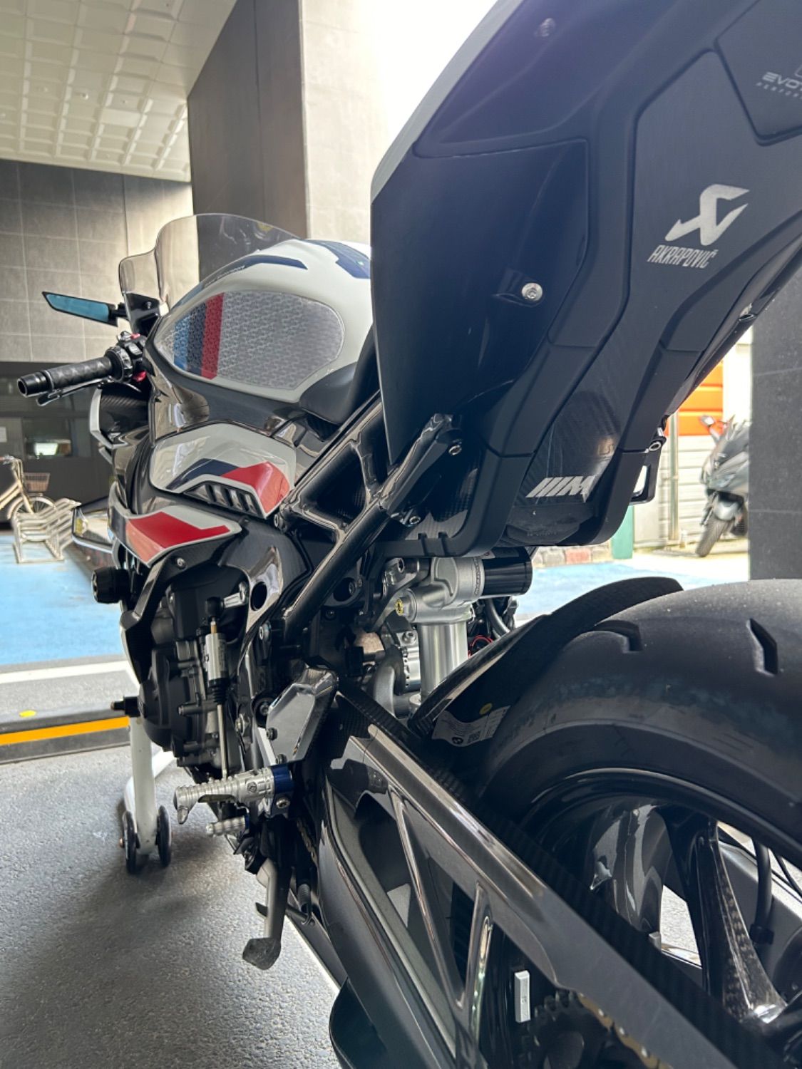 BMW M 1000 RR 2022 화이트 사진 8
