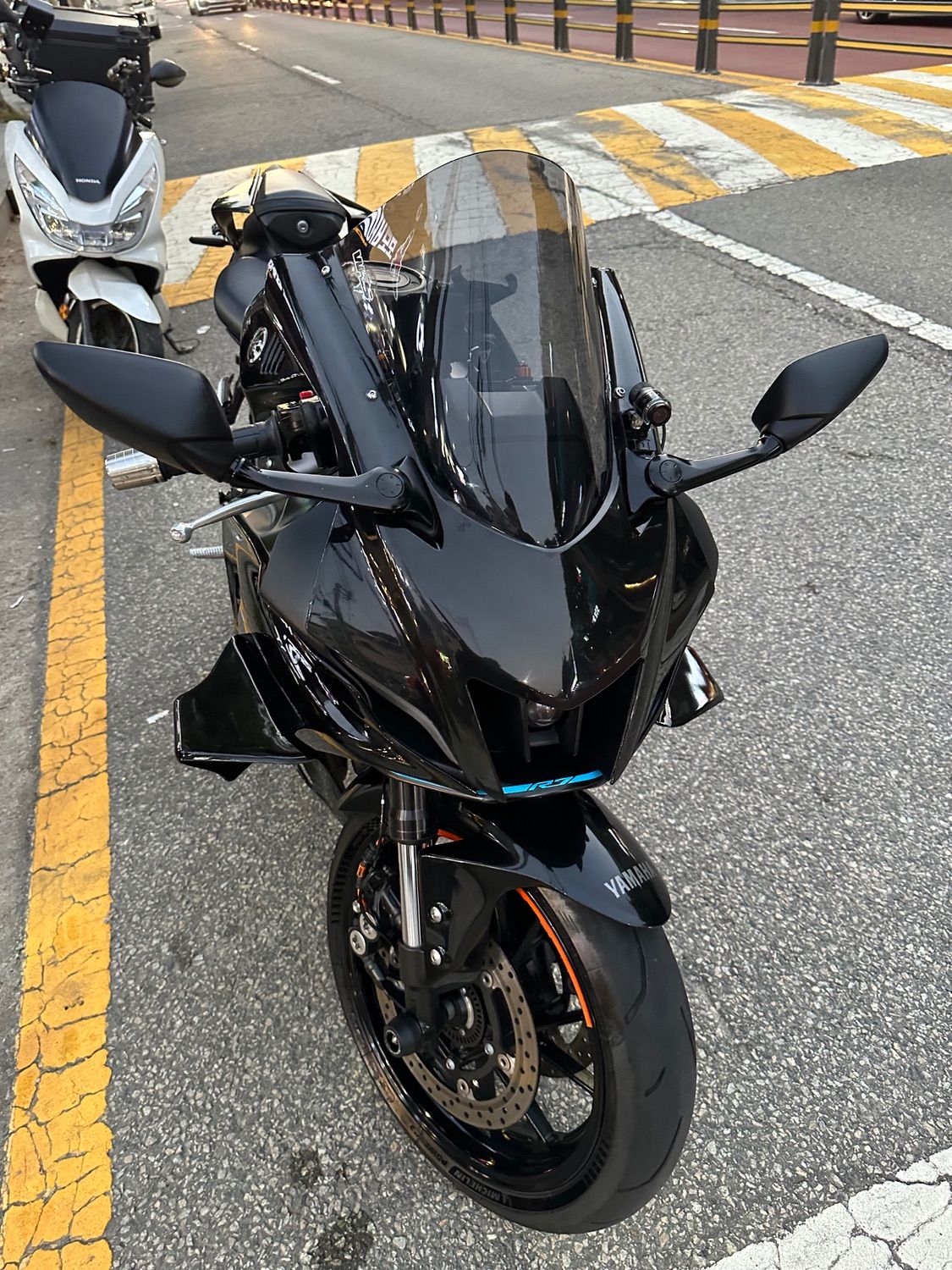 야마하 YZF R7 2022 블랙 사진 1