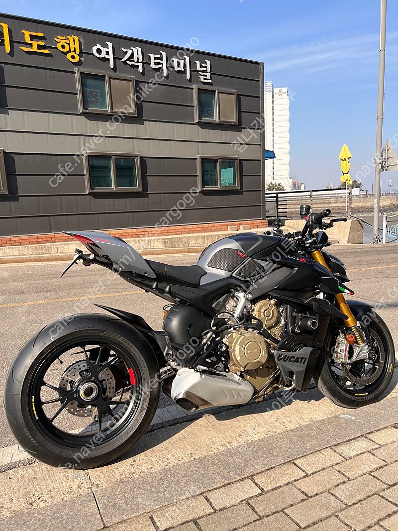 두카티 스트리트파이터 V4 2024 블랙 사진 3