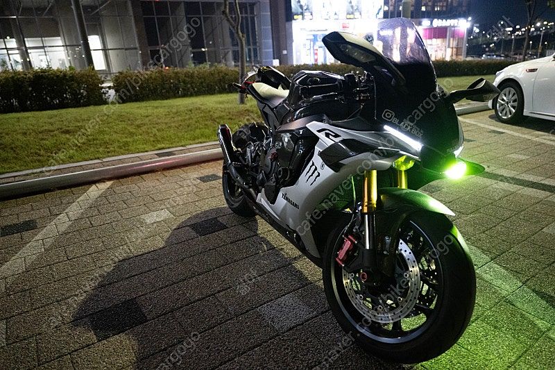야마하 YZF R1 thumb 2