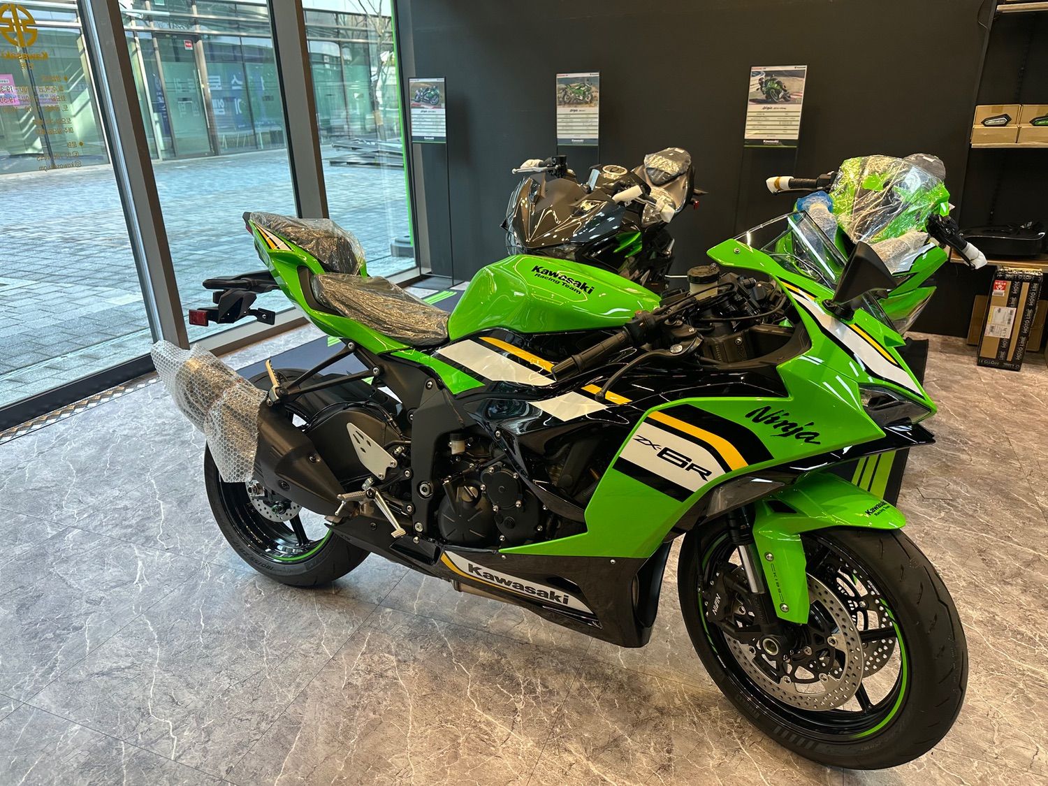 가와사키 닌자 ZX-6R 2025 그린 사진 2