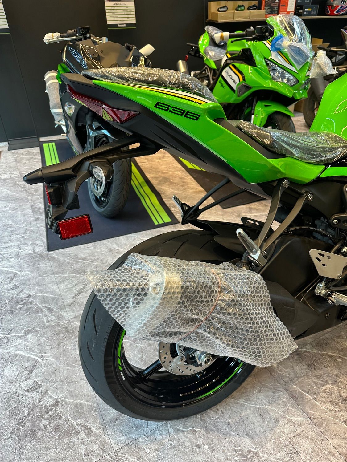 가와사키 닌자 ZX-6R 2025 그린 사진 6