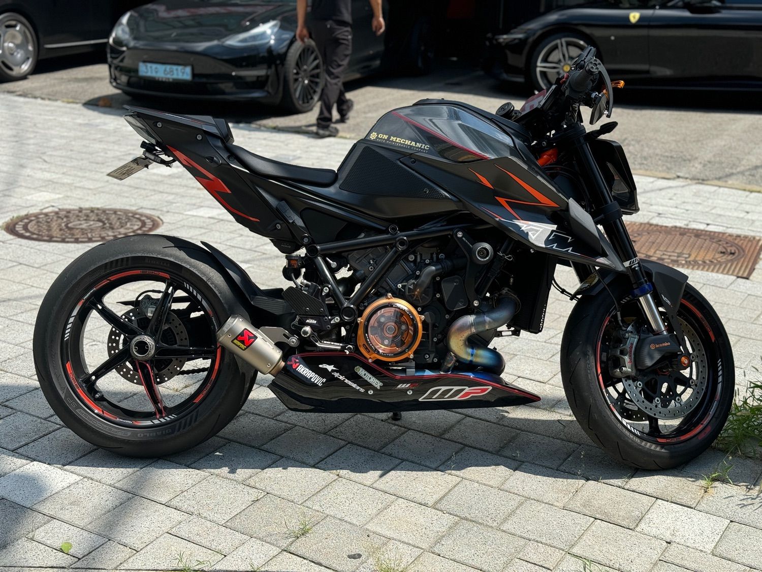 KTM 1290 슈퍼듀크 GT 2023 블랙 사진 2