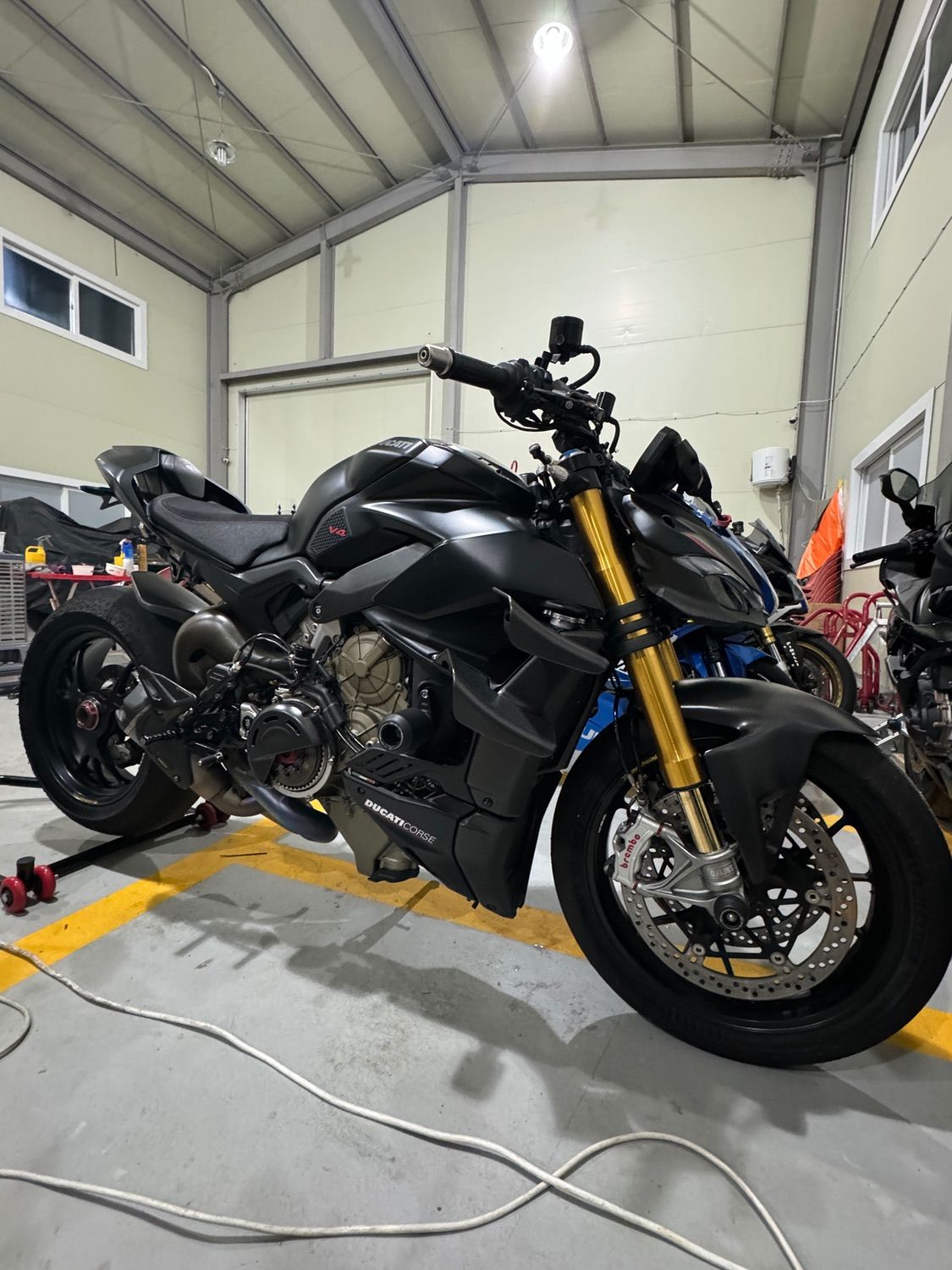 두카티 스트리트파이터 V4 S more