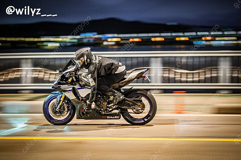 야마하 YZF R1 M more