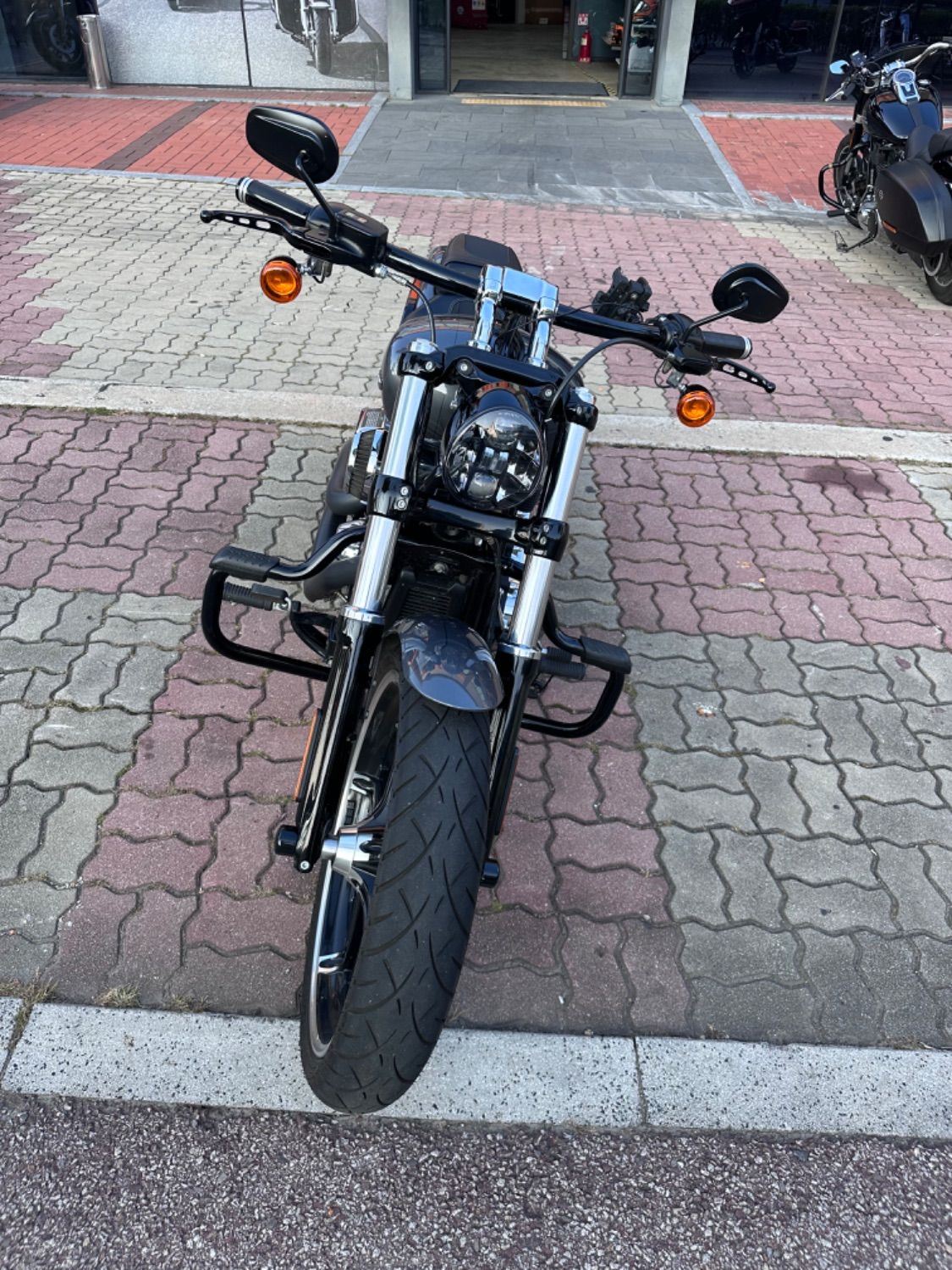 할리데이비슨 브레이크아웃 thumb 2