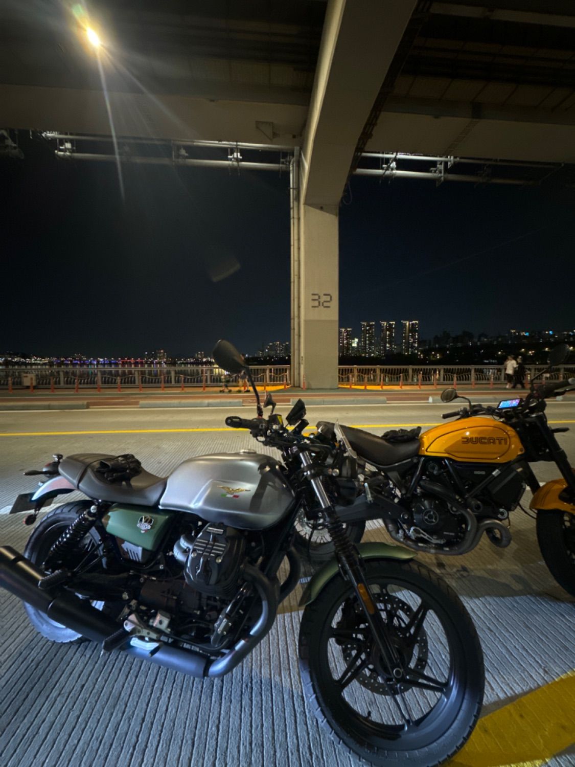모토구찌 V7 스페셜 2021 실버 사진 5