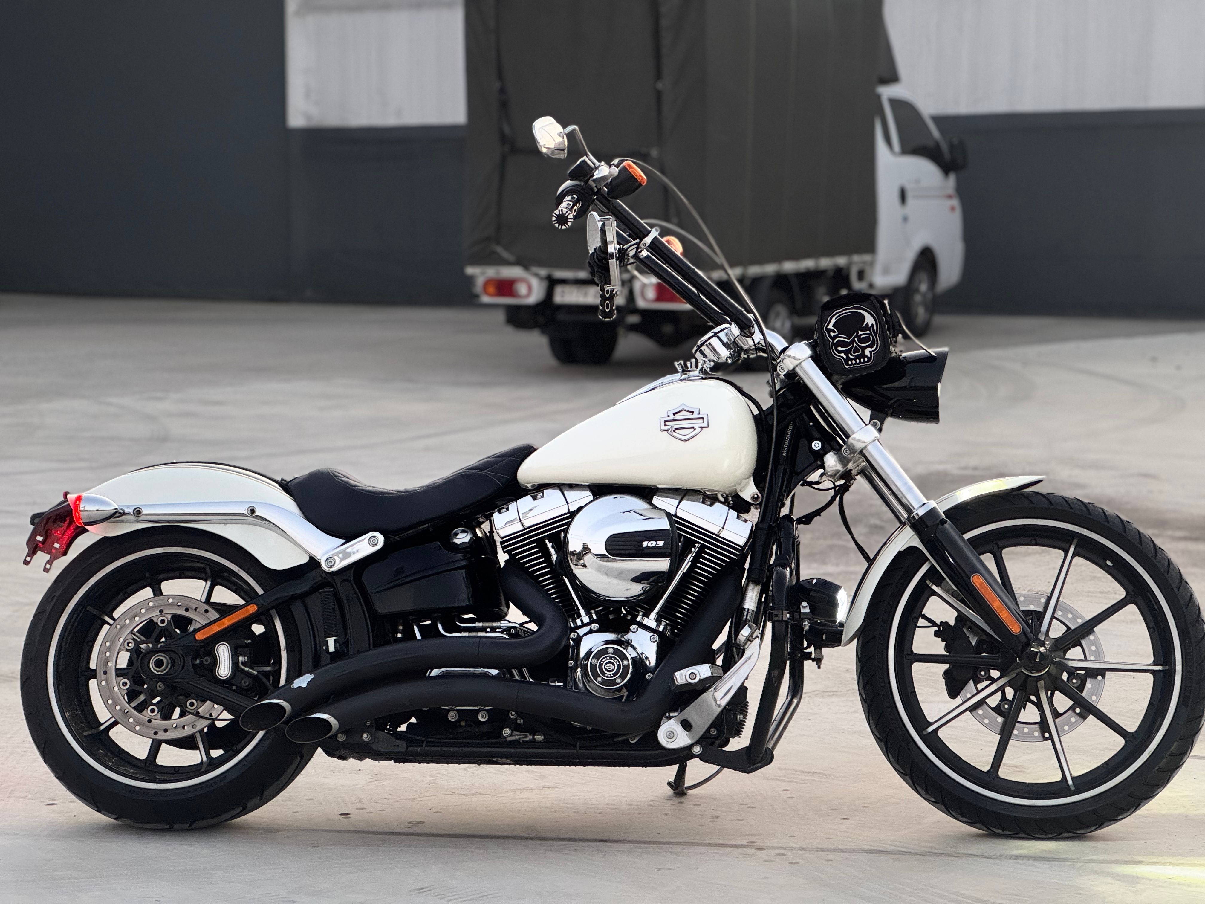 할리데이비슨 브레이크아웃 more