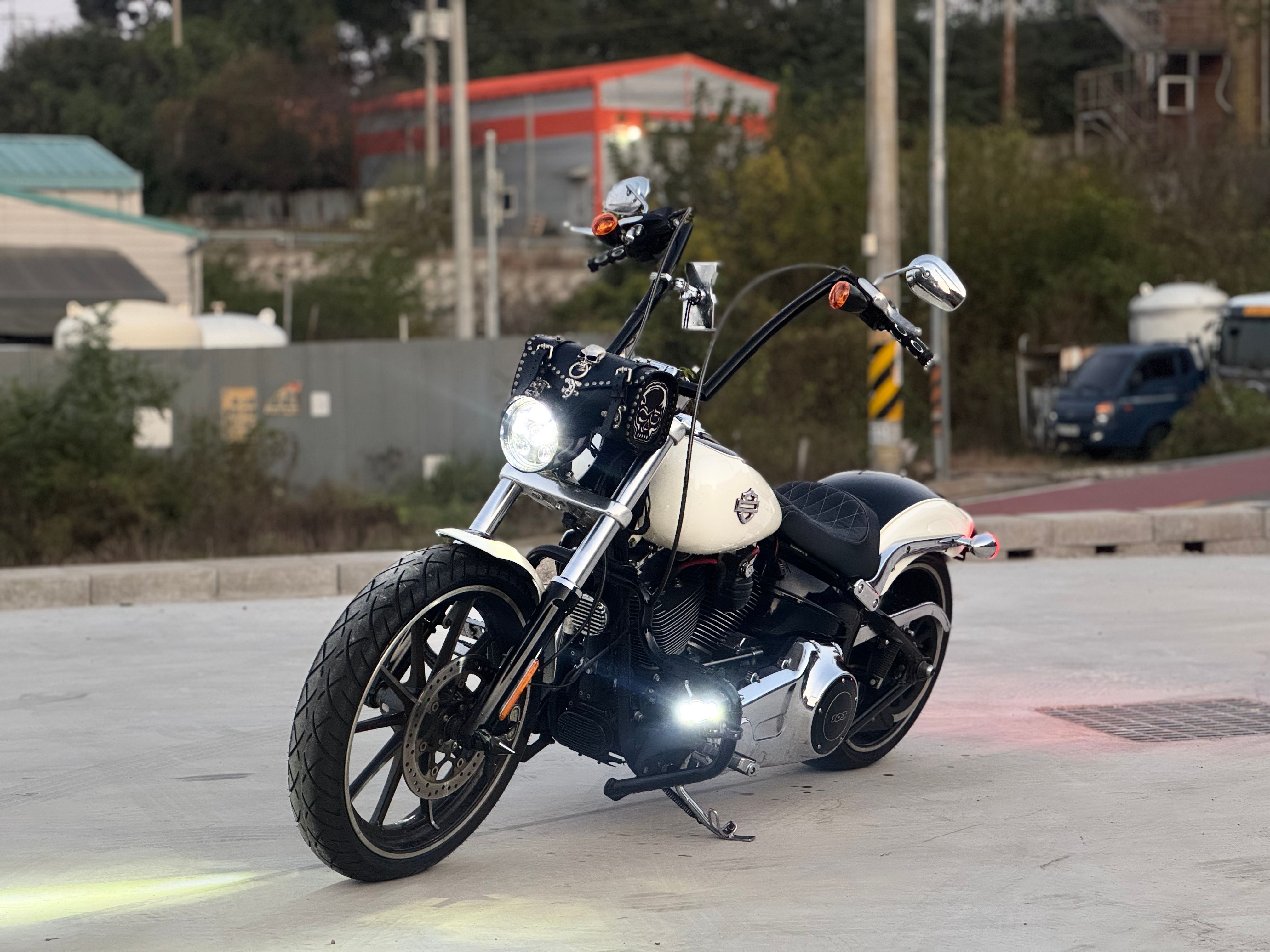 할리데이비슨 브레이크아웃 thumb 2