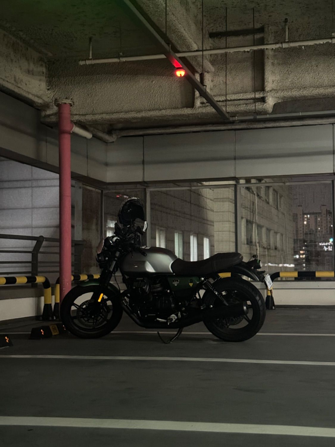 모토구찌 V7 스페셜 2021 실버 사진 4